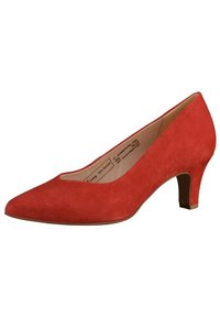 Pompe rouge en daim avec un bout pointu et un talon modéré. Présente une texture lisse et un minimum de détails de doublure intérieure.