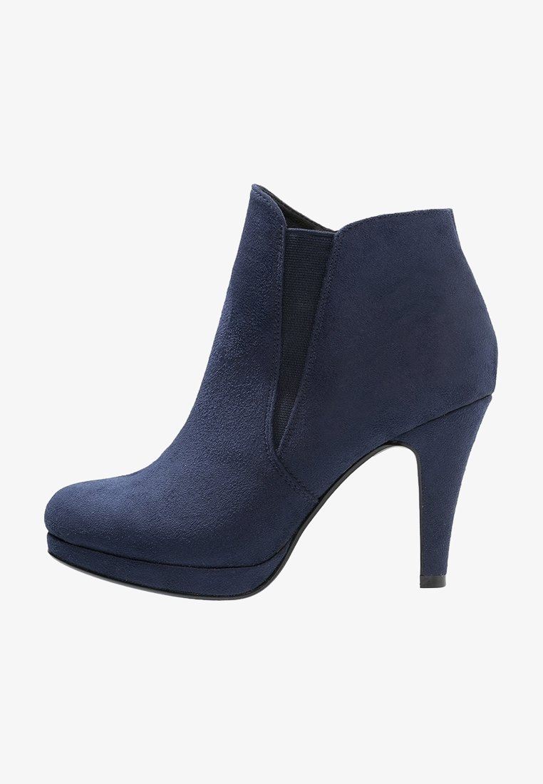 Bottine en daim bleu marine avec talon haut et panneau latéral élastique, bout arrondi et légère semelle compensée.