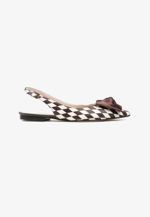 Płaskie buty typu slingback z czarno-białym wzorem w kratkę, szpiczastym noskiem, brązową tkaninową kokardą z przodu oraz regulowanym paskiem z klamrą po boku.