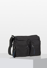 Borsa a tracolla in nylon nero con due tasche anteriori, chiusure con cerniera, tracolla regolabile e dettaglio in rilievo "MD 20" sul lato.