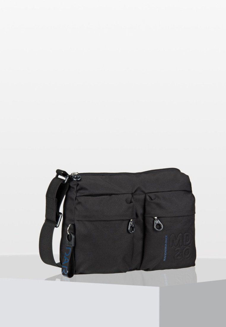Borsa a tracolla in nylon nero con due tasche anteriori, chiusure con cerniera, tracolla regolabile e dettaglio in rilievo "MD 20" sul lato.