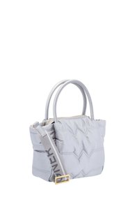 Grå quiltet håndtaske med to håndtag, en aftagelig rem og gyldne hardware-detaljer. Har en glat tekstur og et geometrisk mønster.