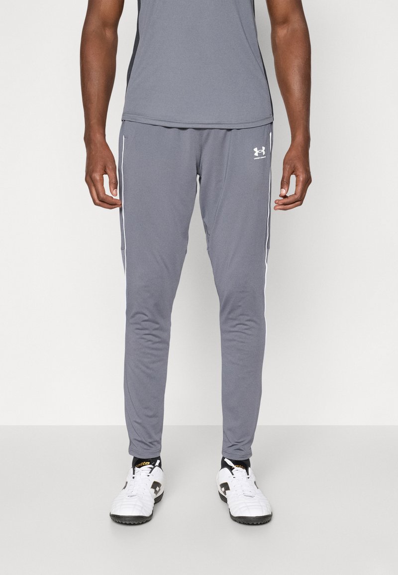 Grå treningsbukser med slim fit, med hvite sidestreker og Under Armour-logo på venstre lår. Laget av jevnt, elastisk materiale.