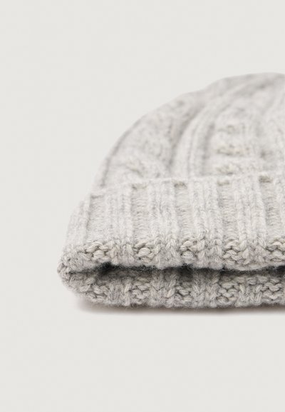 Beanie gri tricotat cu un model texturat în coaste, având un tiv pliat și un finisaj moale, asemănător firului.