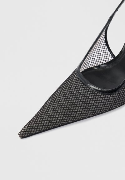 Μαύρο γυναικείο γοβάκι με μυτερή μύτη, υφασμάτινο δίχτυ, δερμάτινες λεπτομέρειες και λουρί στο πίσω μέρος, σε λευκό φόντο.