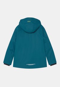 Teal vattentät jacka med huva, långa ärmar, elastiska ärmslut och reflekterande detaljer på den bakre fållen. Mjuk textur, minimalistisk design.