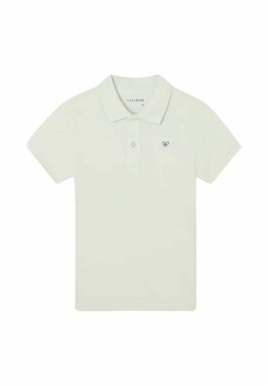 Polo blanco de manga corta con cuello, tapeta de dos botones y pequeño logo azul bordado en el pecho izquierdo.