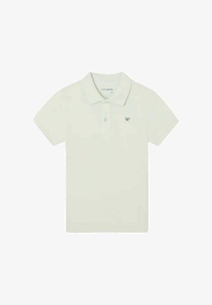 Polo blanco de manga corta con cuello, tapeta de dos botones y pequeño logo azul bordado en el pecho izquierdo.