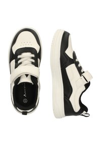 Svarta och vita sneakers med ovandel i läder, gummisula, kardborreband, perforerat tåparti och kontrasterande designelement.