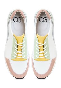 Zapatillas de cordones con parte superior de piel blanca y acentos en verde pastel, amarillo y rosa, texturas de ante y suela de goma plana.