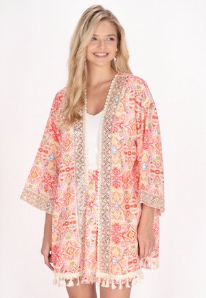 Copertura in stile kimono, colorata e patterned, con motivi floreali in rosa, arancione e blu, caratterizzata da un bordo in pizzo e dettagli con frange.
