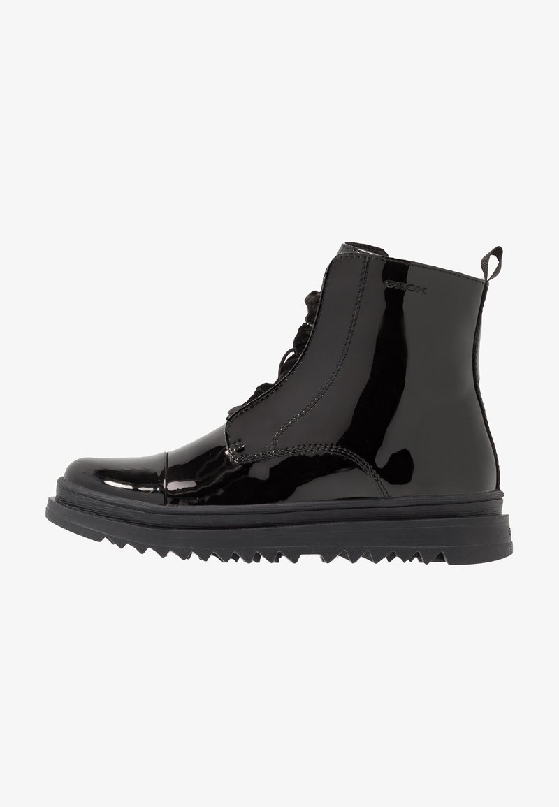 Bottine noire brillante à lacets avec semelle en caoutchouc texturée et languette à l'arrière, vue de profil sur fond blanc.