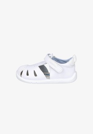 Sandalias blancas para niños con correa de Velcro, diseño de punta abierta, agujeros de ventilación troquelados y una suela texturizada para un mejor agarre.