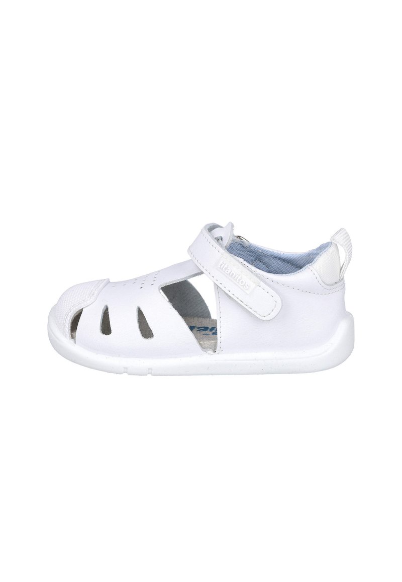 Sandalias blancas para niños con correa de Velcro, diseño de punta abierta, agujeros de ventilación troquelados y una suela texturizada para un mejor agarre.