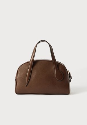 Sac à main en cuir brun avec un design arrondi, deux poignées supérieures et une texture lisse. Comprend une poche latérale et des accessoires en métal doré.