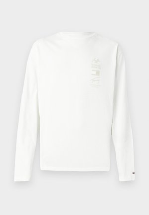 Dugi rukav bijela pamučna majica s malim printom u suptilnim bojama na lijevoj strani prsnog dijela i logotipom na rubu rukava.