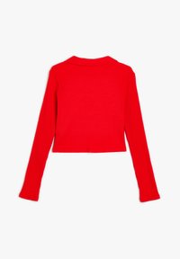 Rød ribbet langærmet cropped top med krave, der har et tekstureret stof og tætsiddende silhuet. Ingen synlige mønstre eller accenter.