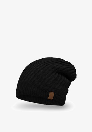 Bonnet en tricot noir avec un design décontracté, doté d'une texture côtelée et d'une petite étiquette en cuir marron. Fini lisse et matériau flexible.