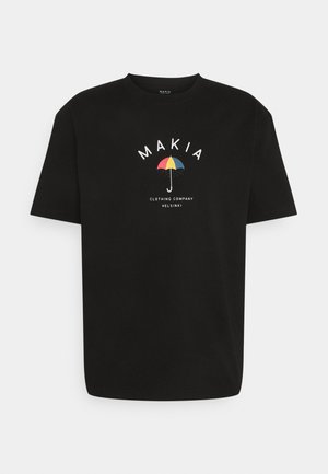 Czarna koszulka z krótkim rękawem i okrągłym dekoltem, z napisem "MAKIA" nad kolorową parasolką i "Clothing Company Helsinki" poniżej.