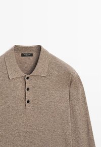 Polo a maglia marrone realizzato in tessuto morbido, con colletto classico, tre bottoni neri e un'etichetta con "Massimo Dutti" all'interno.