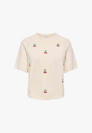 Haut en maille à manches courtes de couleur crème avec un col rond, décoré de petits motifs de cerises rouges brodées, répartis uniformément sur le devant et les manches.