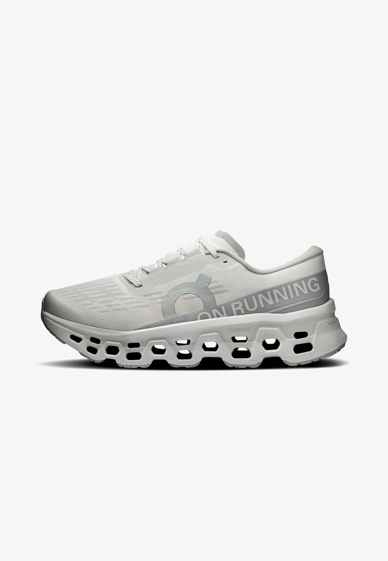 Chaussure de course gris clair avec semelle perforée, design à lacets et marquage "ON RUNNING" sur le côté.