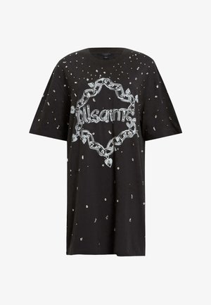 Camiseta negra de gran tamaño con tachuelas plateadas y un gráfico central de cadena blanca que rodea la palabra "AllSaints" en una fuente estilizada.