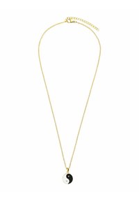 Collier en chaîne dorée avec un pendentif circulaire yin-yang orné d'accents en émail noir et blanc. La chaîne offre une longueur réglable.