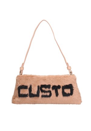 Beige Kunstfell-Handtasche mit schwarzer "CUSTO"-Beschriftung, schlankem Format und einem hellen, verstellbaren Tragriemen für das Tragen über der Schulter.