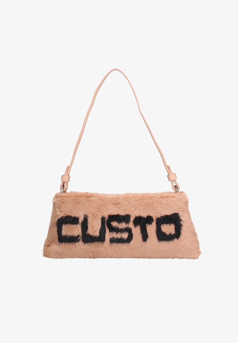 Sac à main en fausse fourrure beige avec inscription "CUSTO" en noir, de forme slim, et une bandoulière ajustable de couleur claire pour le porter à l'épaule.