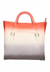 Läderhandväska med en ombre-design som övergår från livlig röd till beige och grå. Har dubbla topphandtag och en synlig metallspänne.