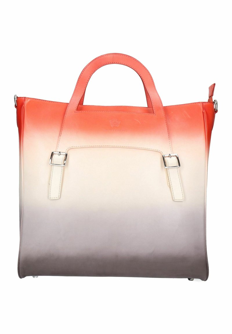 Läderhandväska med en ombre-design som övergår från livlig röd till beige och grå. Har dubbla topphandtag och en synlig metallspänne.
