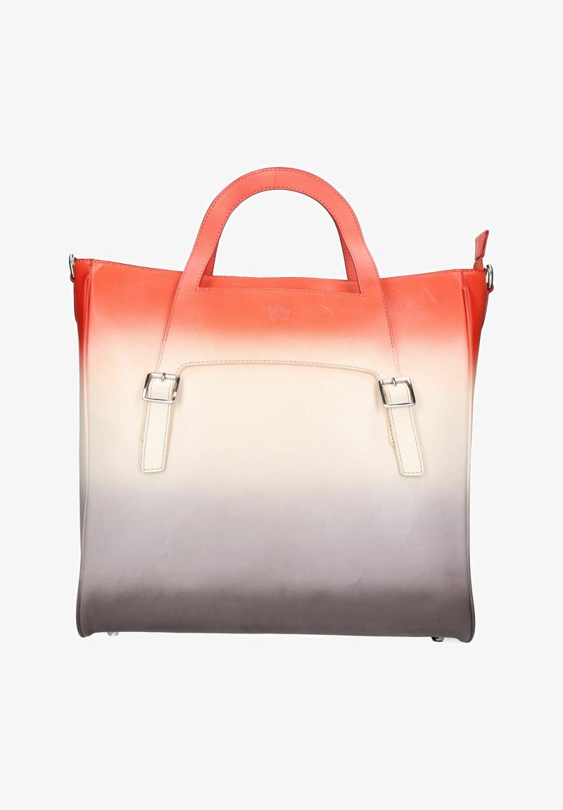 Läderhandväska med en ombre-design som övergår från livlig röd till beige och grå. Har dubbla topphandtag och en synlig metallspänne.