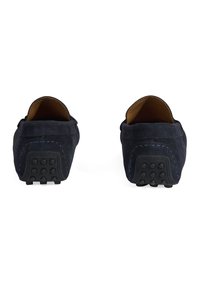 Marineblaues Wildleder-Slipper mit rutschfesten Gummisohlen, runder Form und tonalem Nähen. Die Rückansicht zeigt eine glatte Textur und ein niedriges Profil.
