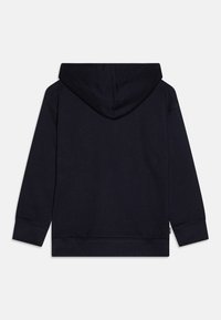 Felpa con cappuccio di un blu scuro, tessuto morbido, polsini e orlo a coste, design semplice, vista posteriore che mostra il cappuccio e dettagli di cucitura puliti.