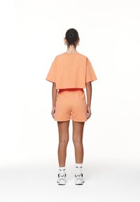 Pegador LAYLA CROPPED TEE - T-shirts - washed apricot/white