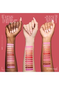 Trois bras levés avec des tons de peau variés affichent douze nuances de blush rose et corail sur les avant-bras sur un fond rose.