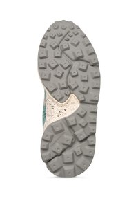 Semelle de chaussure de sport en caoutchouc gris texturé avec des motifs carrés et en diamant pour l'adhérence, accentuée par une semelle intermédiaire crème avec des éclats.