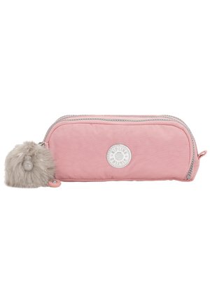 Estuche de lápices rosa con un charm de suave pelaje gris, cremallera plateada y parche de logo redondo. Diseño elegante y rectangular; textura de tela suave.