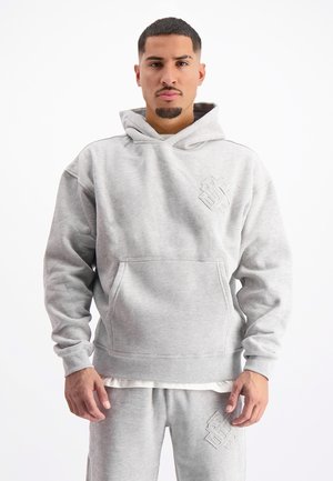 Grauer Kapuzenpullover aus weichem Stoff, mit einer Vorderentasche, verstellbarem Kordelzug an der Kapuze und geprägtem Logo auf der Brust. Sanfte Textur und lässige Passform.