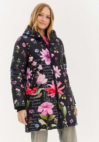 Černá vatovaná bunda s živými květinovými vzory v růžové, fialové a zelené barvě. Má kapuci, přední zip a boční kapsy.