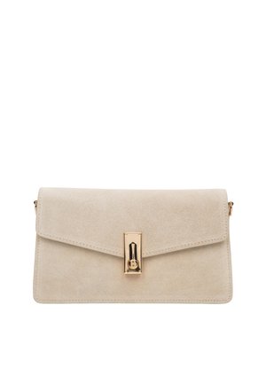 Pochette en daim beige avec un fermoir rectangulaire doré et une fermeture à rabat style enveloppe, photographiée sur fond blanc.