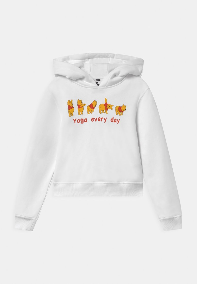 Un sweat à capuche blanc avec des ours en cartoon portant des chemises rouges démontrant des poses de yoga au-dessus du texte "Yoga chaque jour" en police rouge.
