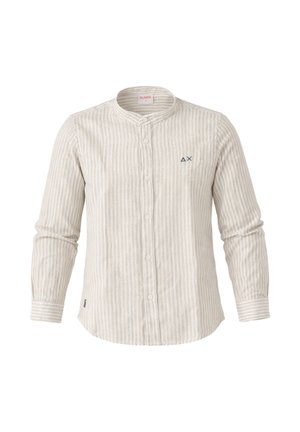 Camicia a maniche lunghe a righe verticali beige e bianche, con collo alla coreana, chiusura frontale con bottoni e piccolo logo ricamato sul petto a sinistra.