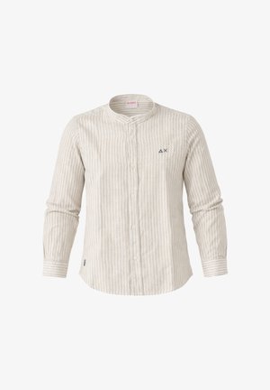 Camicia a maniche lunghe a righe verticali beige e bianche, con collo alla coreana, chiusura frontale con bottoni e piccolo logo ricamato sul petto a sinistra.