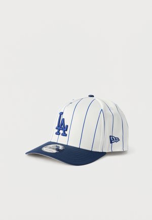 Weiße Baseballkappe mit blauen Nadelstreifen, navyblauem Schirm und gesticktem "LA"-Logo auf der Vorderseite, vor einem schlichten Hintergrund präsentiert.