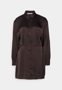 Robe chemise en soie marron avec col, manches longues et fermeture boutonnée à l'avant, dotée d'une taille cintrée et d'une texture lisse.