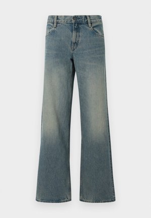 Jeans in denim blu a gamba larga con design classico a cinque tasche e chiusura con bottone e zip, caratterizzati da dettagli di lavaggio sbiadito su cosce e ginocchia.