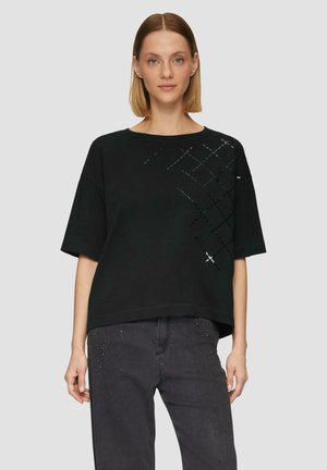 Czarny, oversize bawełniany t-shirt z ukośnym wzorem w jaśniejszych odcieniach, z krótkimi rękawami i okrągłym dekoltem.
