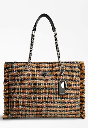 Borsa tote in tessuto intrecciato multicolore in tweed con bordi sfrangiati; manici in pelle nera e dettagli in catena argentata. Logo del marchio visibile.